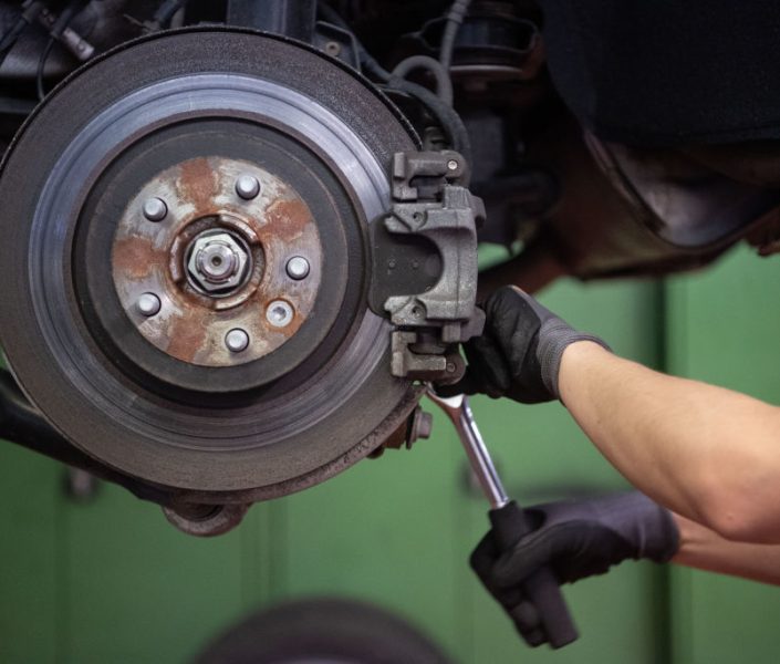 علائم فرسودگی ترمز که نباید نادیده بگیرید